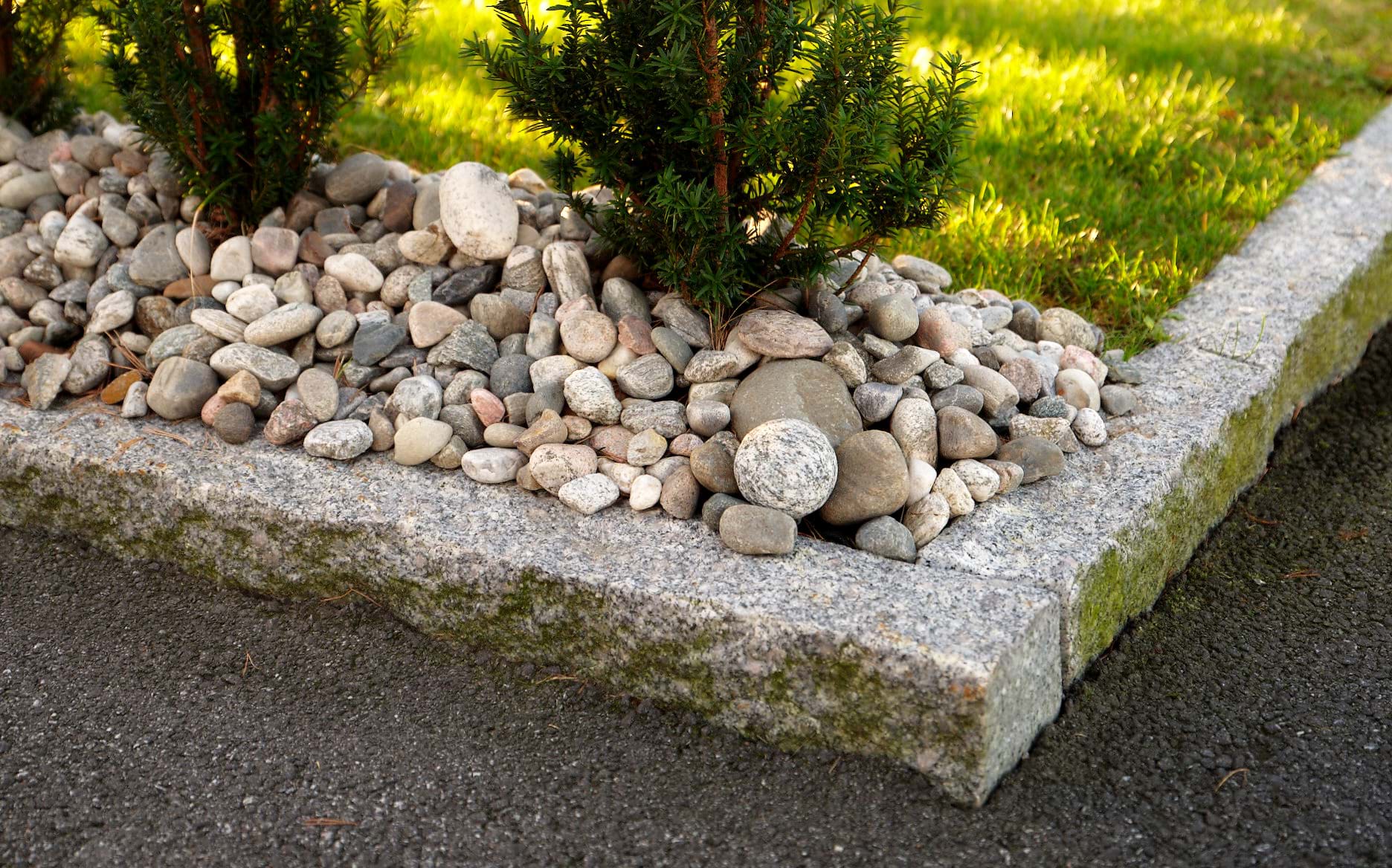 Steinbed, kantstein og plen Svartedalsberget.