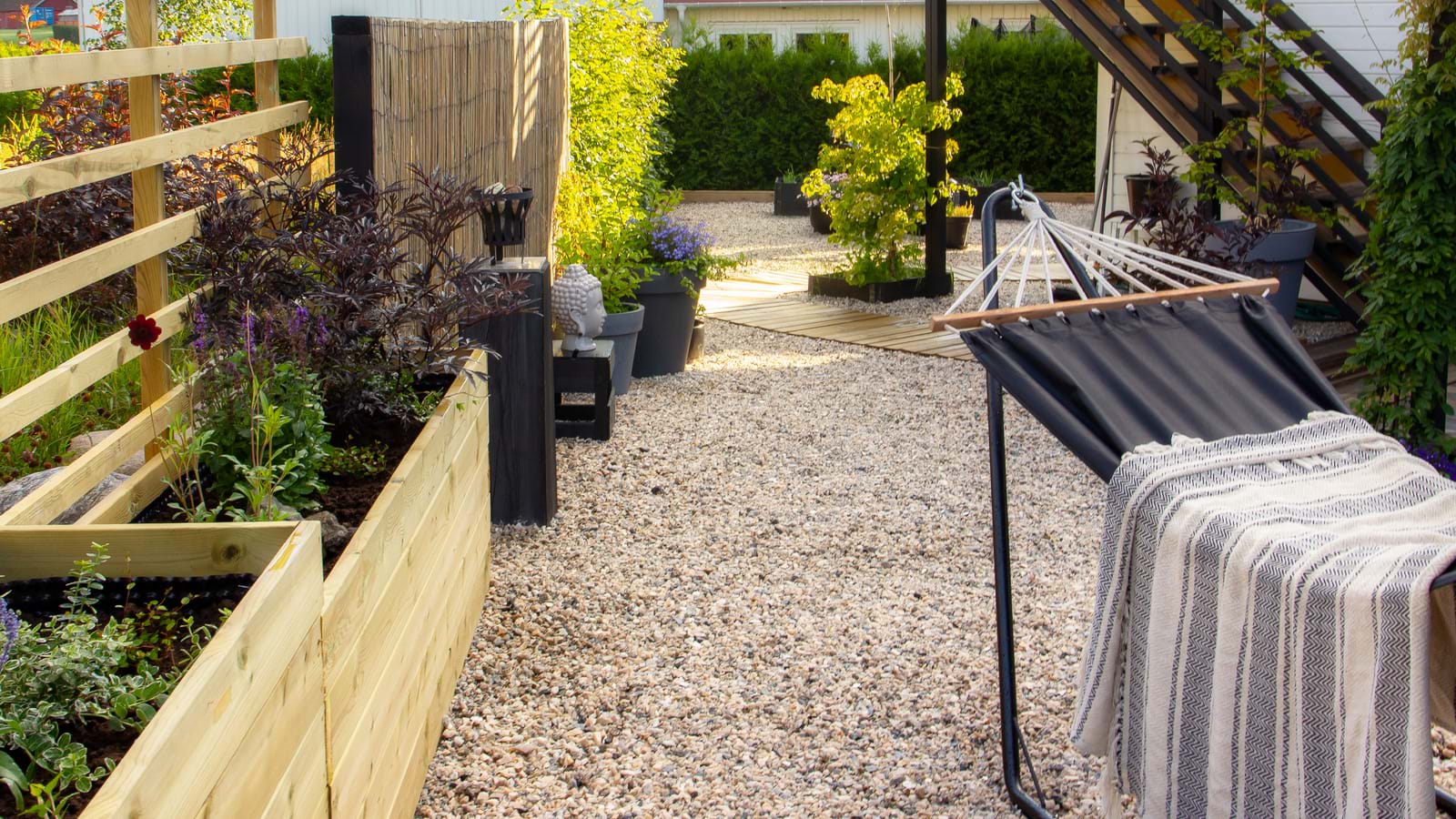 Sylvias hage Larkollen med hagesingel i hagen.